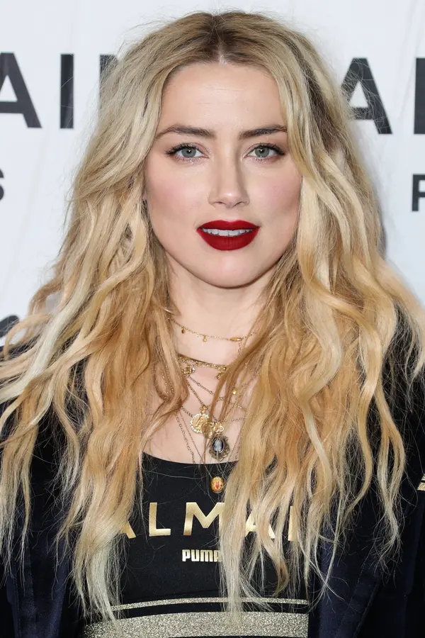 Amber Heard je trojnásobnou maminkou: Na Den matek se pochlubila dvojčátky - fotka 1/1
