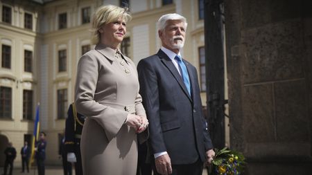 Pravá elegance s reprezentací: Prezidentský pár se ozdobil květinou a fanoušci šílí. „Dezoláti“ dostali, co zasloužili