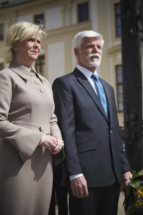 Pravá elegance s reprezentací: Prezidentský pár se ozdobil květinou a fanoušci šílí. „Dezoláti“ dostali, co zasloužili - fotka 1/1