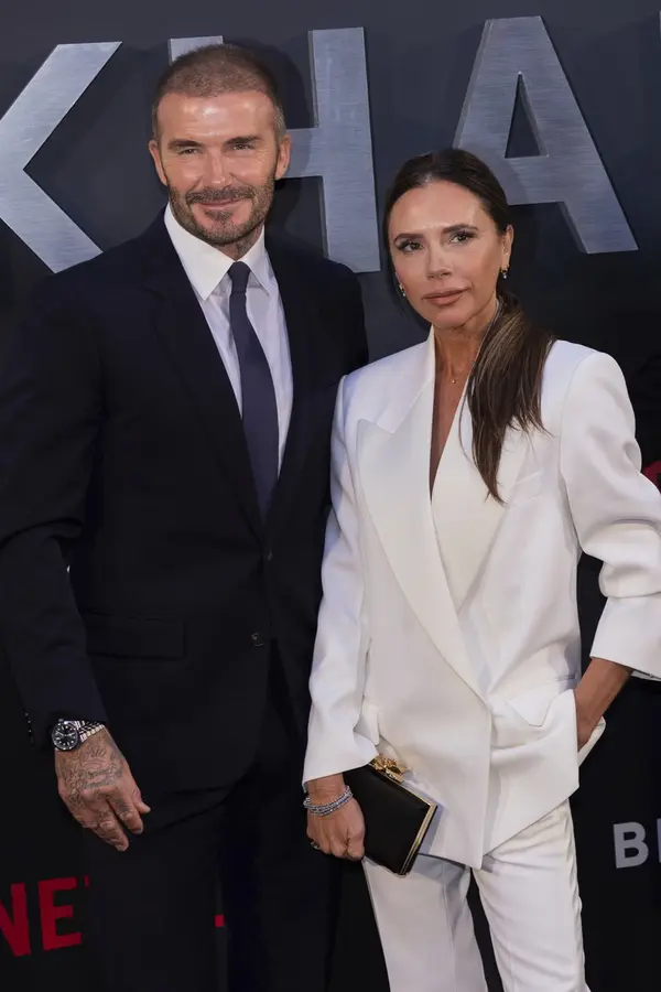 Victoria Beckham prý na svatbě syna Brooklyna nevěstu dohnala k slzám! Rodinou otřásá další skandál    - fotka 1/1