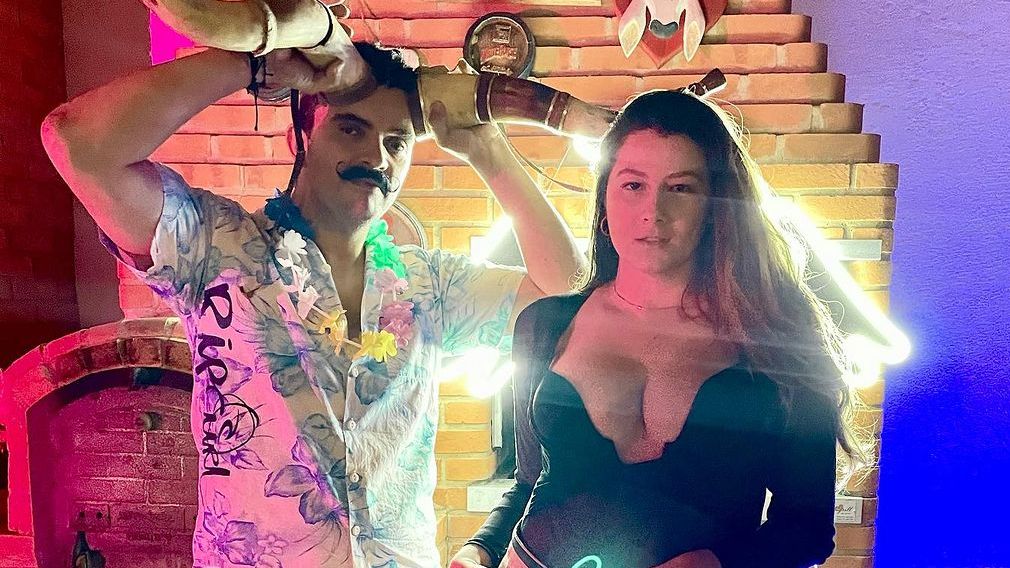 Kontroverzní pár vydělává tím, že manžel pozoruje partnerku při sexu s jinými muži. Kámoši mi říkají paroháč, hlásí hrdě