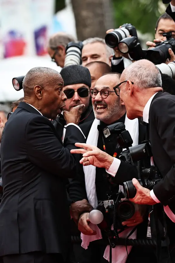 Denzel Washington zpražil v Cannes drzého fotografa. Za nevhodné doteky ho přísně ukáznil - fotka 1/1