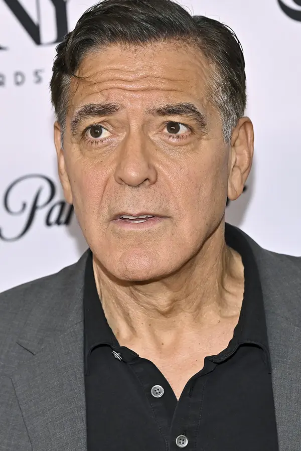 George Clooney po éře hnědého přelivu opět změnil vizáž. Fanoušky ale ani tentokrát příliš nepotěšil  - fotka 1/1
