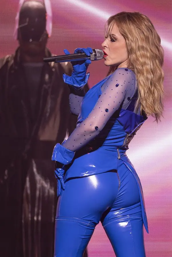 Zadeček má jako dvacítka! Žhavá padesátnice Kylie Minogue opět provokovala v latexovém oblečku - fotka 1/1