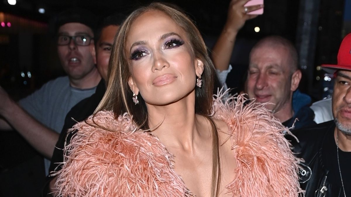 Jennifer Lopez v sexy modelu zradily šaty: Kousek ňadra se dral ven