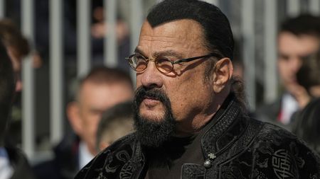 Bývalý akční hrdina Steven Seagal nezadržitelně tloustne: Má prý už přes 180 kilo! Ukázal se na Putinově „slávě“