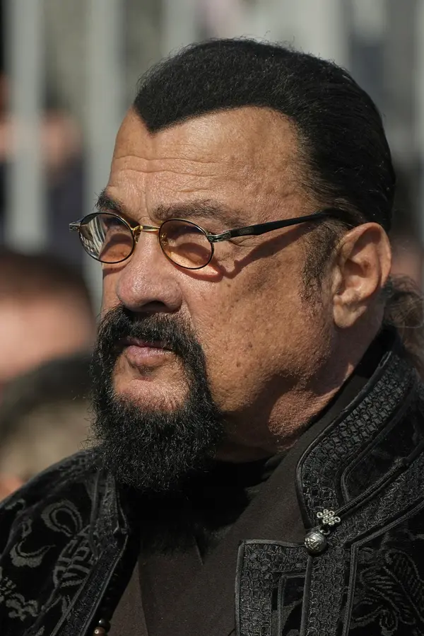 Bývalý akční hrdina Steven Seagal nezadržitelně tloustne: Má prý už přes 180 kilo! Ukázal se na Putinově „slávě“ - fotka 1/1