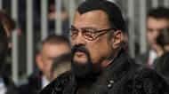 Bývalý akční hrdina Steven Seagal nezadržitelně tloustne: Má prý už přes 180 kilo! Ukázal se na Putinově „slávě“