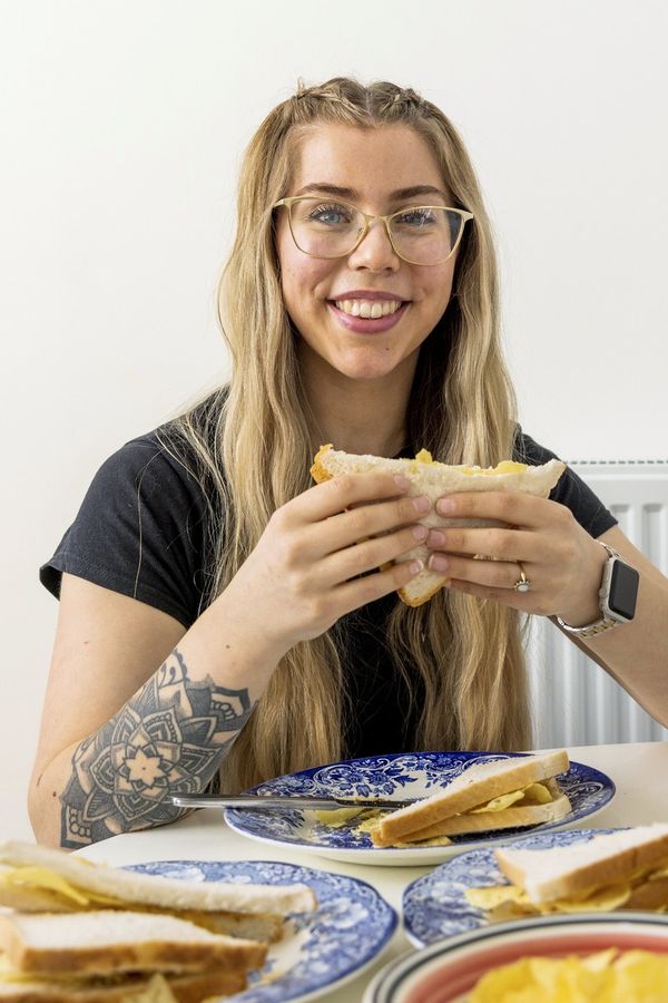 Ženě, která jedla 23 let jen brambůrkové sendviče, diagnostikovali závažnou nemoc. Zachránila ji hypnóza - fotka 1/1