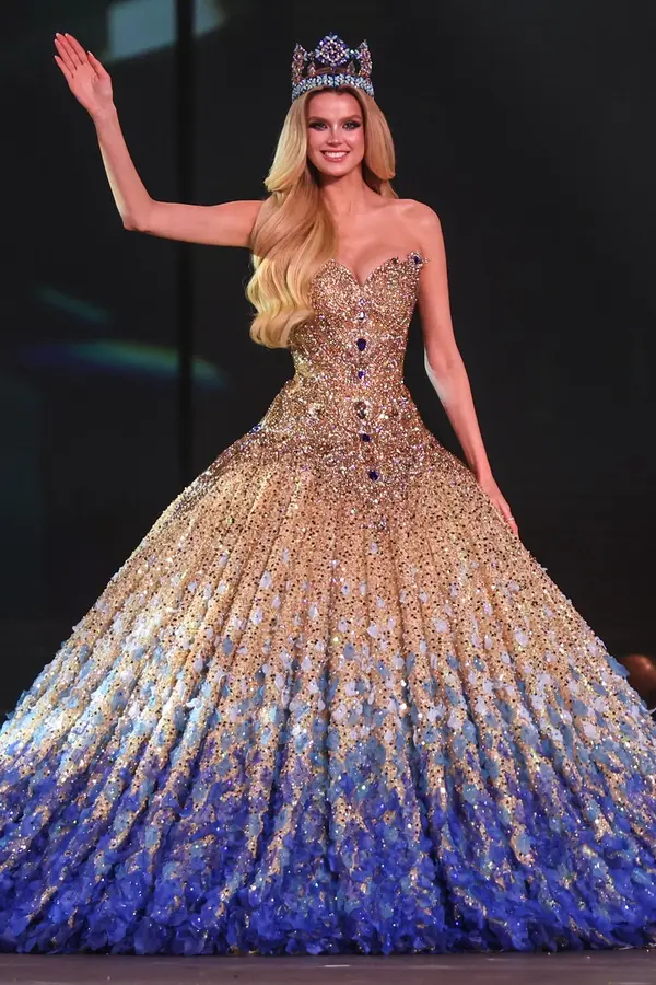 Krystyna Pyszková v neuvěřitelné róbě předvedla vosí pas a bujné vnady. Takhle se loučila s korunkou Miss World - fotka 1/1