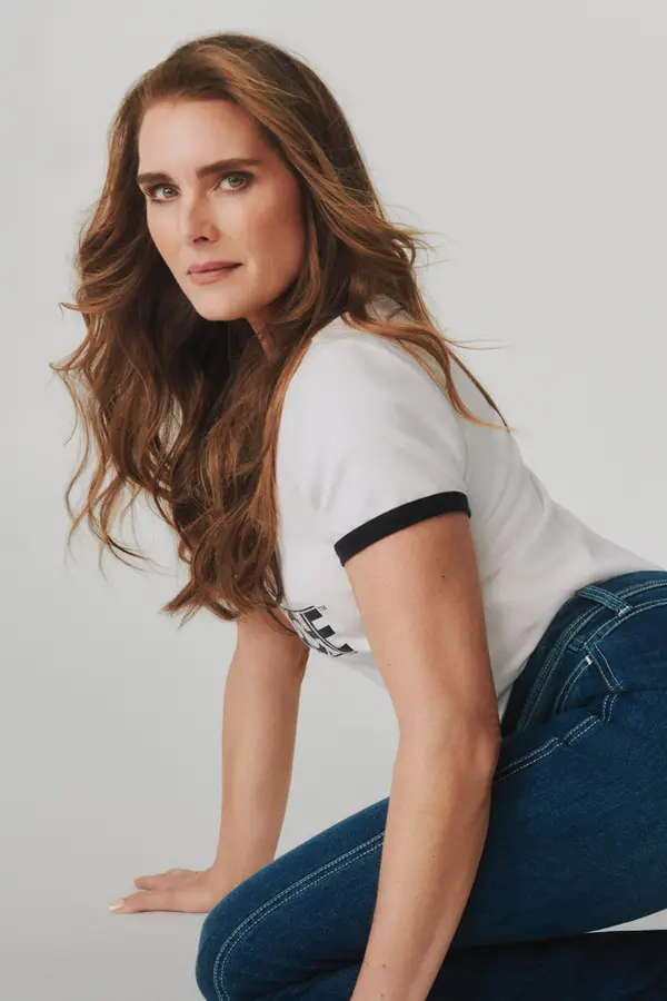 Tohle je 60! Brooke Shields na oslavu kulatých narozenin předvedla tělo v titěrných bikinách - fotka 1/1
