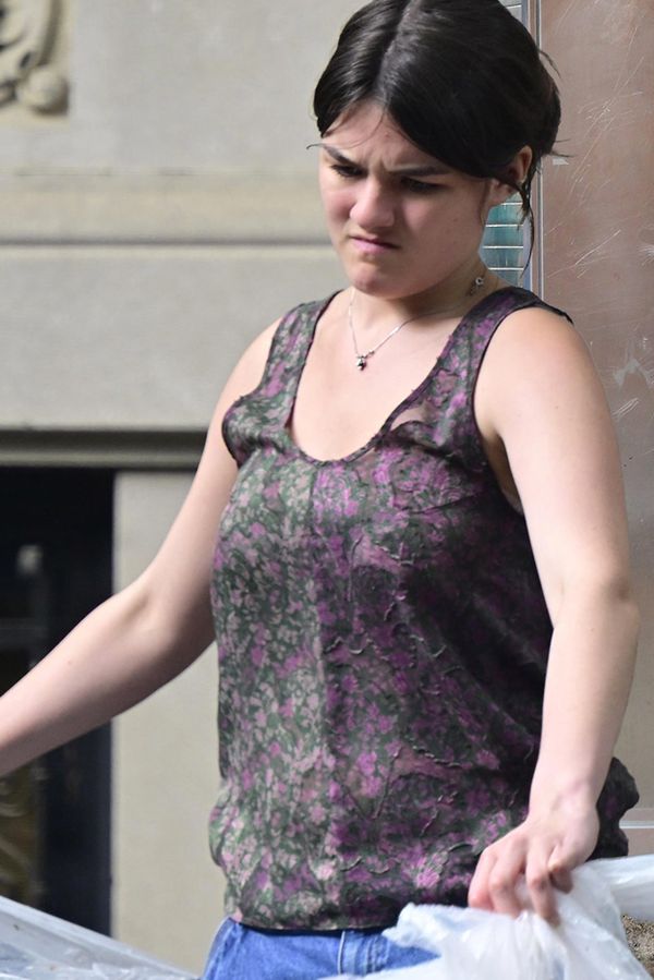 Suri Cruise není žádná fiflena: Klidně jde s odpadky nebo s kamarády do kavárny. Takhle jí to sekne v kratičkých šortkách - fotka 1/1
