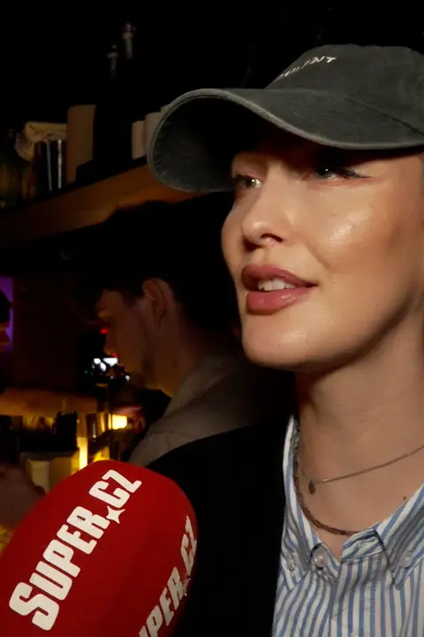 Poprvé od porodu ve společnosti: Hvězda Survivoru Kundosaki vypadá 2 měsíce od narození dcery fantasticky