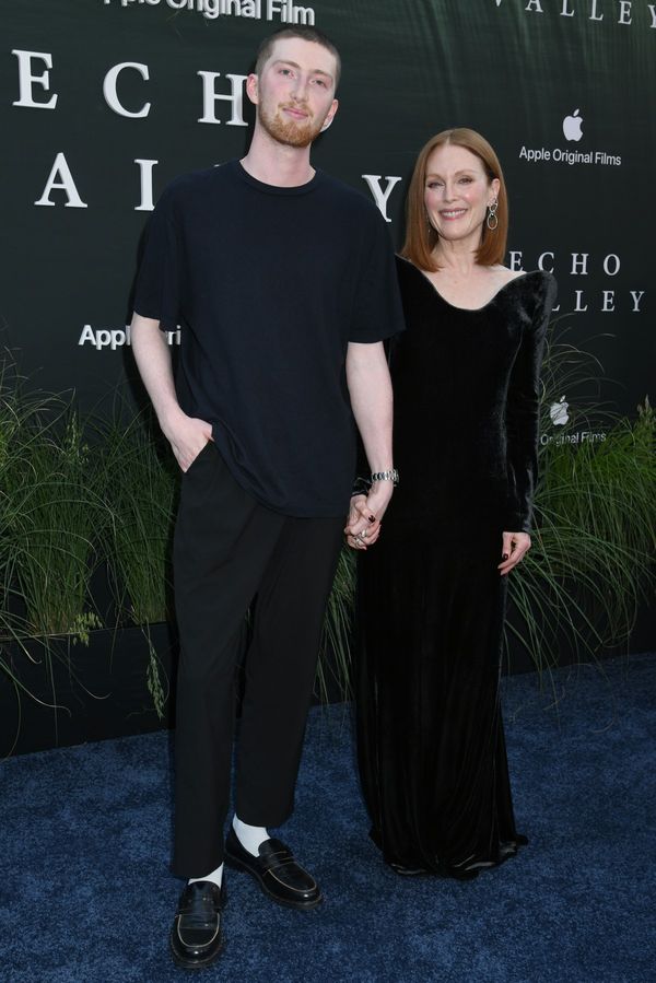 Nestárnoucí Julianne Moore (64) oslnila na červeném koberci. Její syn to ale kvůli jedné věci pořádně schytal  - fotka 1/1