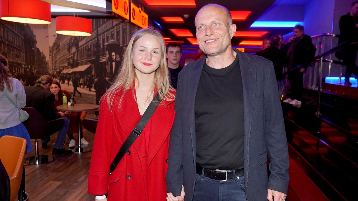 Jiří Ployhar odstartoval nový rok nahotou. I s o 28 let mladší přítelkyní, které zakrýval poprsí jen domácí mazlíček