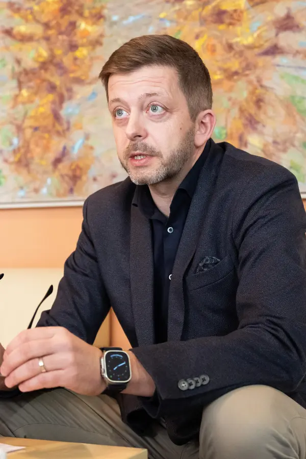 Mirek Dušín české politiky: Vít Rakušan vysvětlil, proč poslanci STAN nepotopí vládu. A krásně se pochválil - fotka 1/1