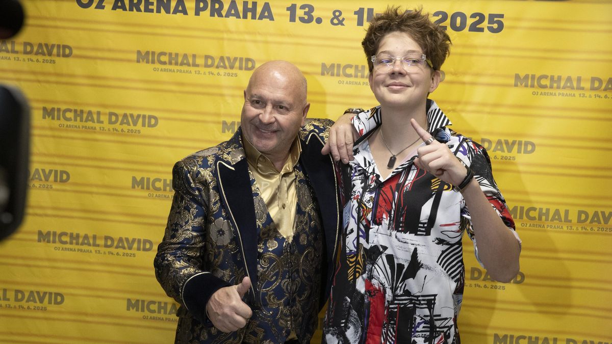 Vnuk už ho přerostl o hlavu. Michal David se opět pochlubil Sebastianem. Společně dostali do varu 20 tisíc lidí