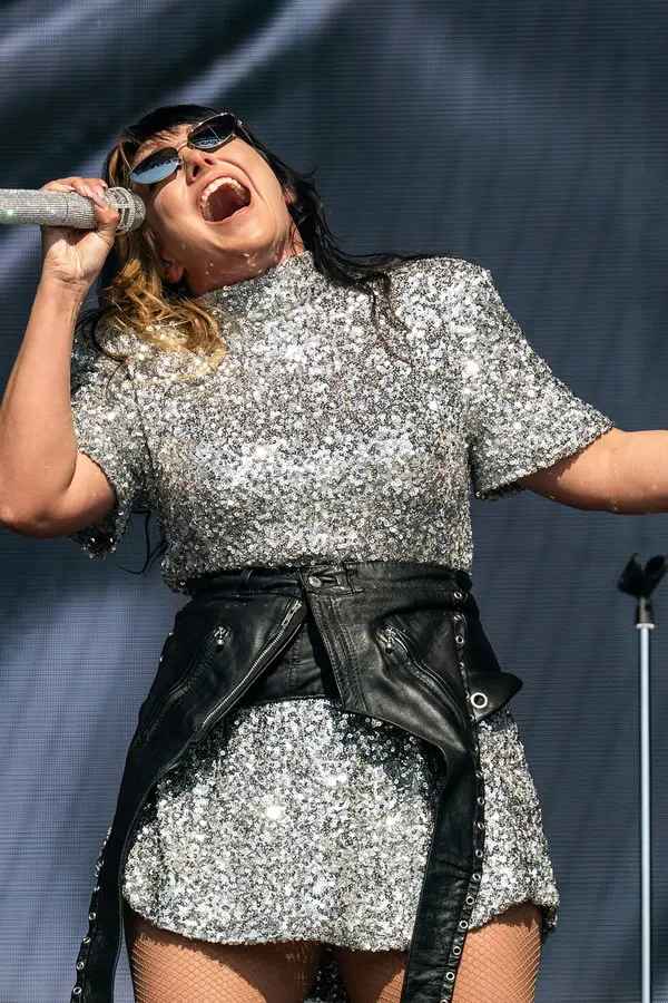 Ewa Farna sexy jako dlouho ne! Na festivalu vystoupila v zářivých minišatech - fotka 1/1