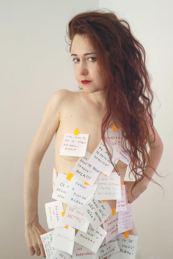 Hejtři jí přejí smrt! Eva Toulová jim poslala odvážný vzkaz, na nenávistné komentáře odpověděla režisérka svojí nahotou - fotka 1/1