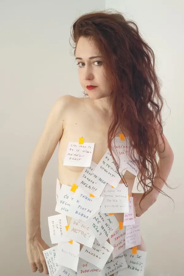Hejtři jí přejí smrt! Eva Toulová jim poslala odvážný vzkaz, na nenávistné komentáře odpověděla režisérka svojí nahotou - fotka 1/1