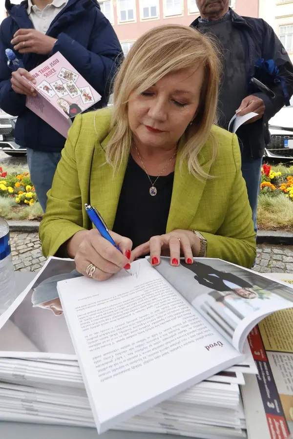 Nejen Černochová má kamizolku pro štěstí: Alena Schillerová se blýskla v kousku jen pro odvážné - fotka 1/1