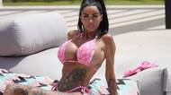 Katie Price se chlubila novým zadkem, který jí vylézal z bikin stejně jako obří ňadra. Horní díl plavek pak sundala…