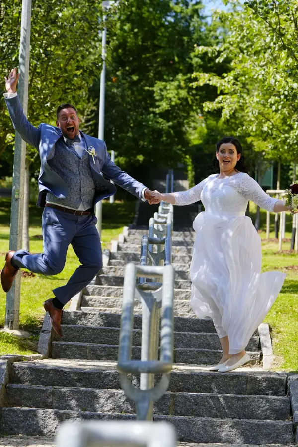 Zpěvák z Fantoma opery do toho praštil: Na svatbě nechyběly tradice, romantika ani vtip. Máme foto - fotka 1/1