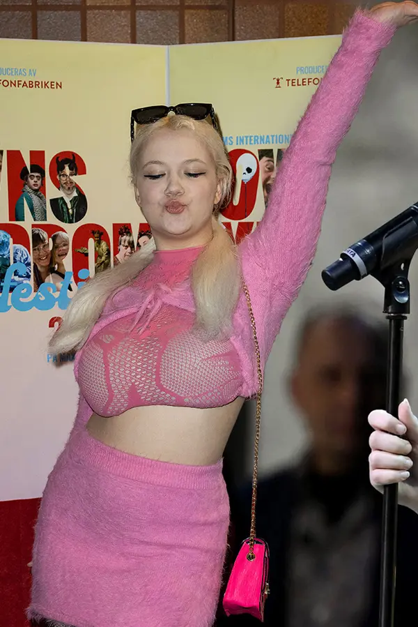 Mladší sestra Grety Thunberg je pořádné dělo! Bujné vnady, blond vlasy a… zpívá jako koza ve stresu, míní lidé - fotka 1/1