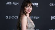 Čerstvě single Dakota Johnson nelení a pomrkává na hereckého kolegu. Který hvězdný fešák jí padl do oka?