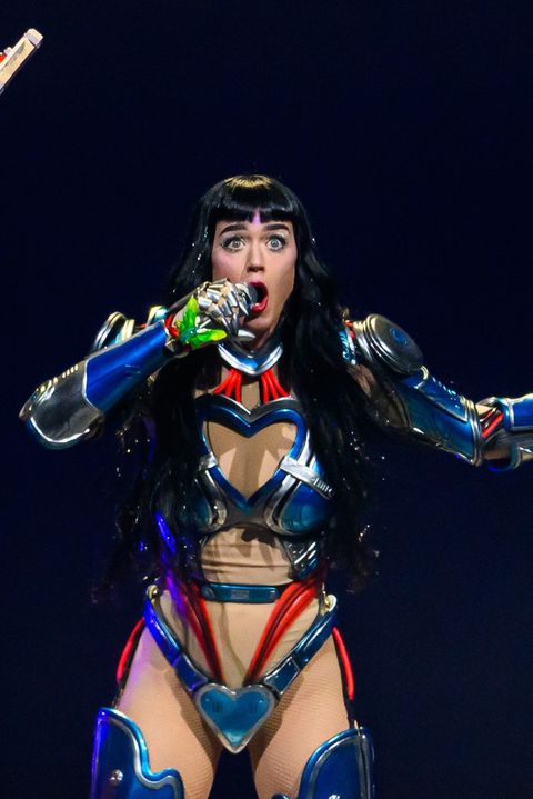 Nečekané drama na koncertě Katy Perry: Fanoušek přelezl zábrany, vtrhl na pódium a začal se jí dotýkat
