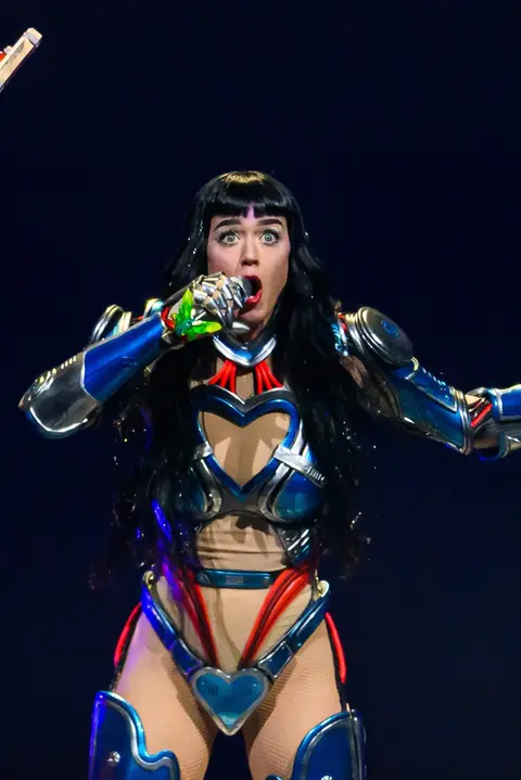 Nečekané drama na koncertě Katy Perry: Fanoušek přelezl zábrany, vtrhl na pódium a začal se jí dotýkat