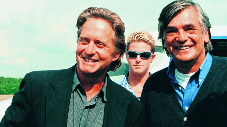 Do Karlových Varů se vrací hollywoodská hvězda Michael Douglas: Takhle se před 27 lety vítali s Barťákem