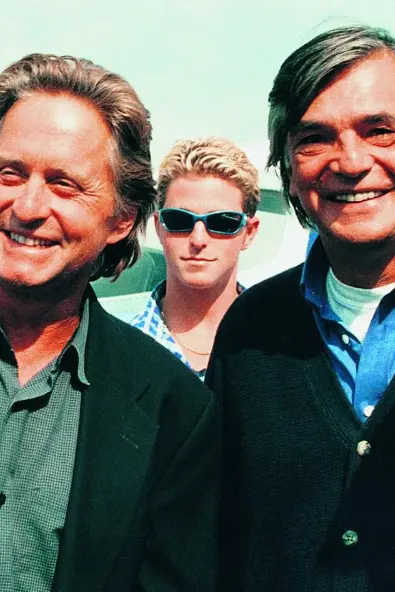Do Karlových Varů se vrací hollywoodská hvězda Michael Douglas: Takhle se před 27 lety vítali s Barťákem - fotka 1/1