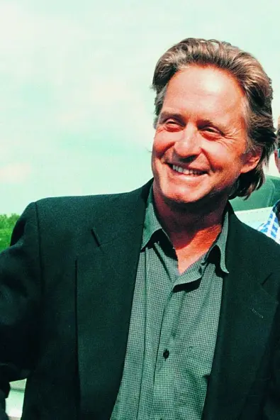 Do Karlových Varů se vrací hollywoodská hvězda Michael Douglas: Takhle se před 27 lety vítali s Barťákem - fotka 1/1