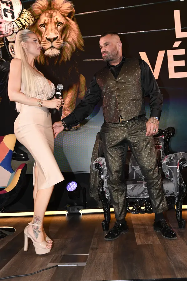 Velkolepá oslava 40 Karlose Vémoly : „Podraz“ na Lelu, ta 2 dny po operaci dorazila v ultra sexy modelu. Rozplakala se - fotka 1/1