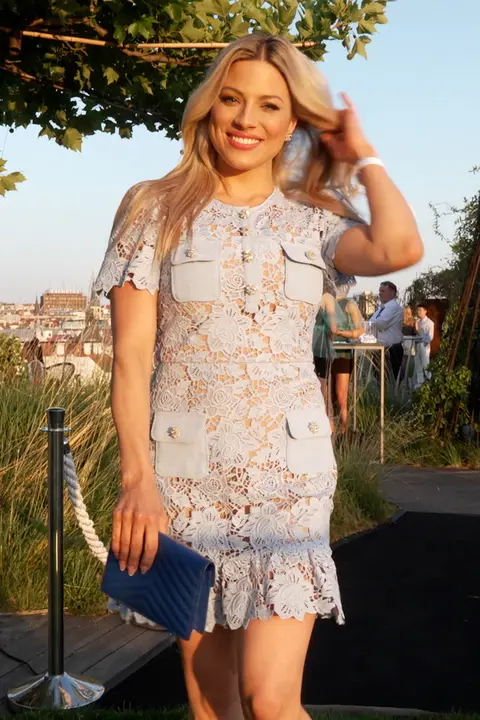Rodinná dovolená bez manžela: Eva Perkausová objasnila, proč vyrazila jen se syny. Ze zahraničí dráždí v plavečkách