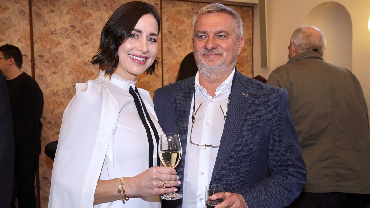 Bývalý hradní kancléř řádil na tobogánu jako malý kluk: Alex Mynářová odhalila nejen své tělo, ale i akčního manžela