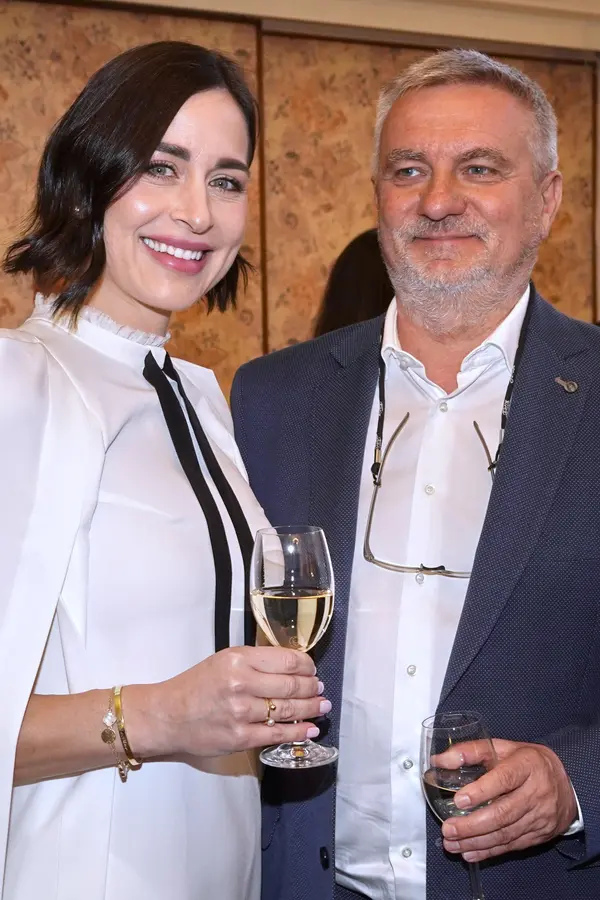 Bývalý hradní kancléř řádil na tobogánu jako malý kluk: Alex Mynářová odhalila nejen své tělo, ale i akčního manžela - fotka 1/1