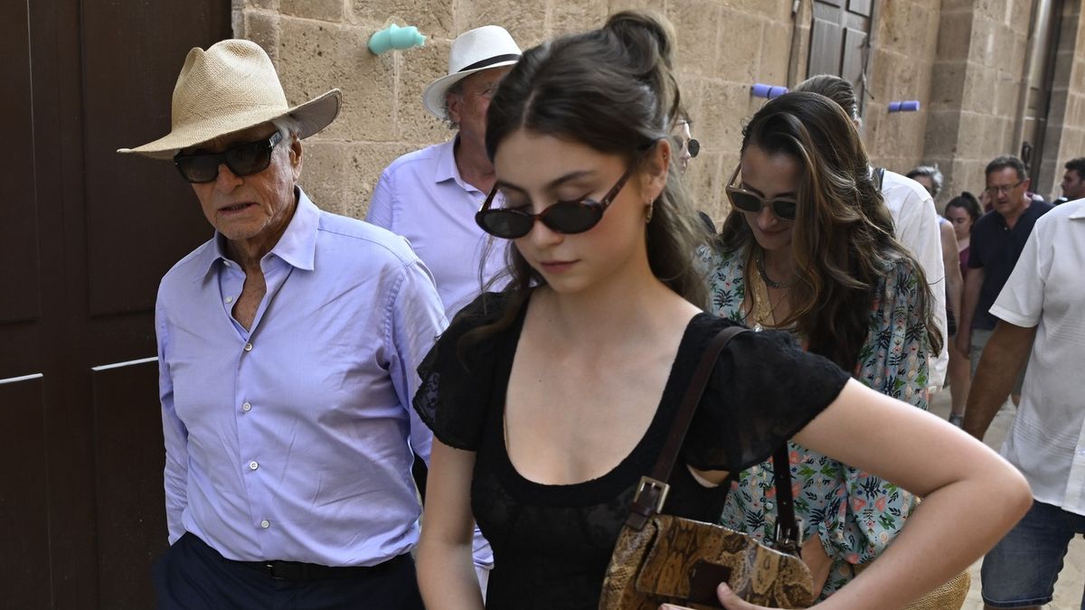 Michael Douglas si se svou krásnou dcerou užívá Menorku: Vezme ji za pár dní i do Varů?