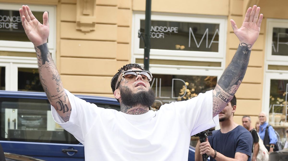 Rapper Leo Beránek se po 7 letech vrátil z basy s potetovanou tváří: Mejdan s tátou a jeho Kačenkou i s Karlosem Vémolou