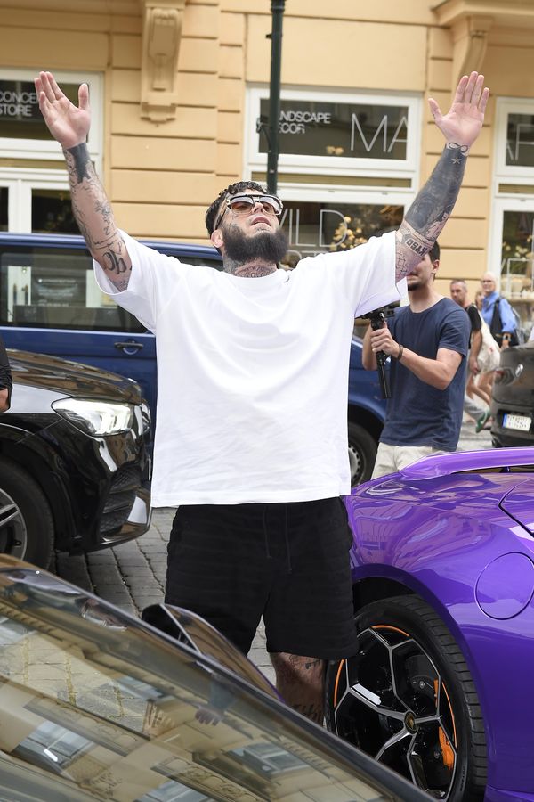 Rapper Leo Beránek se po 7 letech vrátil z basy s potetovanou tváří: Mejdan s tátou a jeho Kačenkou i s Karlosem Vémolou - fotka 1/1