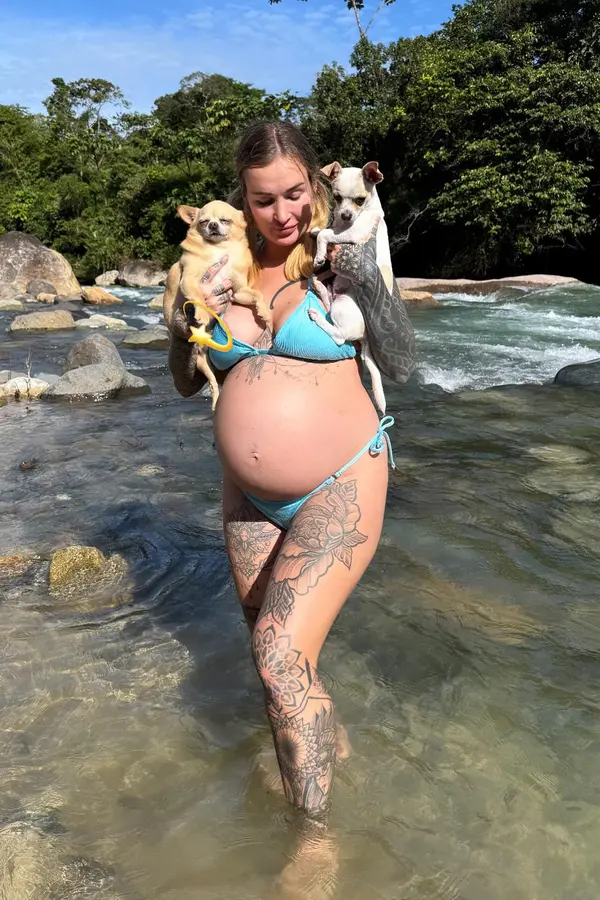 14 kilo nahoře a zcela nový život. Bývalá pornostar Daisy Lee v plavkách těsně před porodem: Jsem jedna velká koule! - fotka 1/1