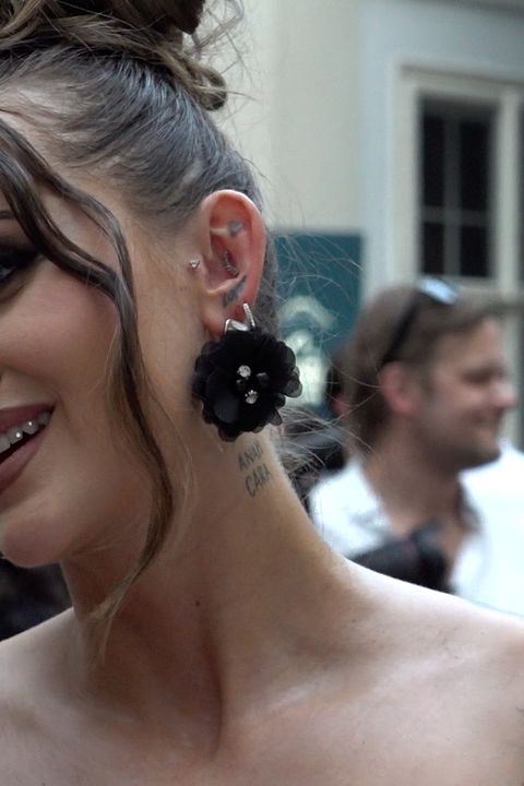 Potetované tělo předvedla ve velké večerní: Zpěvačka Sharlota jako jedna z mála dodržela dress code, další to odflákly