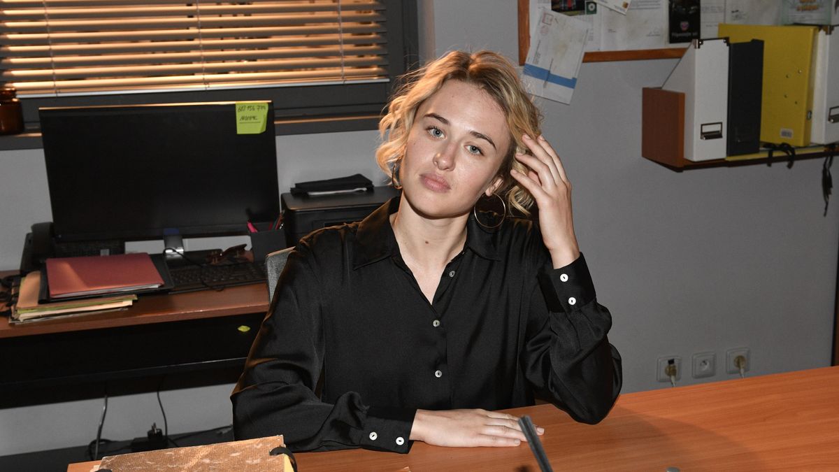 Co je zač sexy influencerka z policie v Polabí? Místo v plavkách se koupe v prádle, jazyk strká do cizích oušek