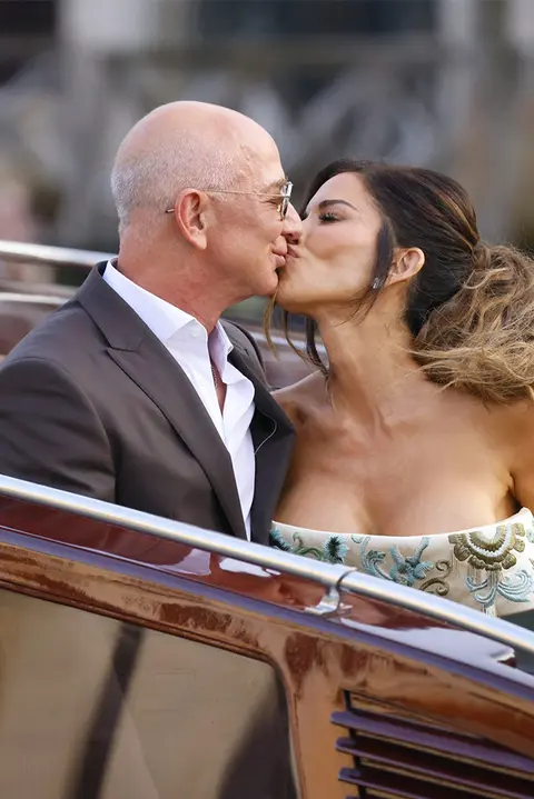 Lauren Sánchez se v předsvatebních šatech za dva miliony nemohla snad ani nadechnout: A večer v nich ještě zmokla!