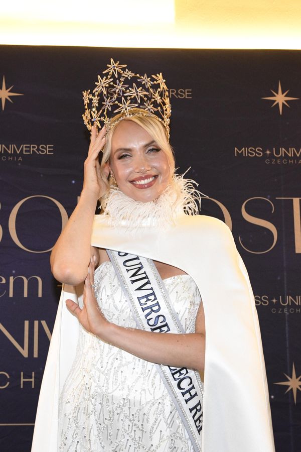Nejkrásnější Češka předvedla tělo v titěrných zlatých bikinách! Michaela Tomanová odhalila své luxusní křivky - fotka 1/1