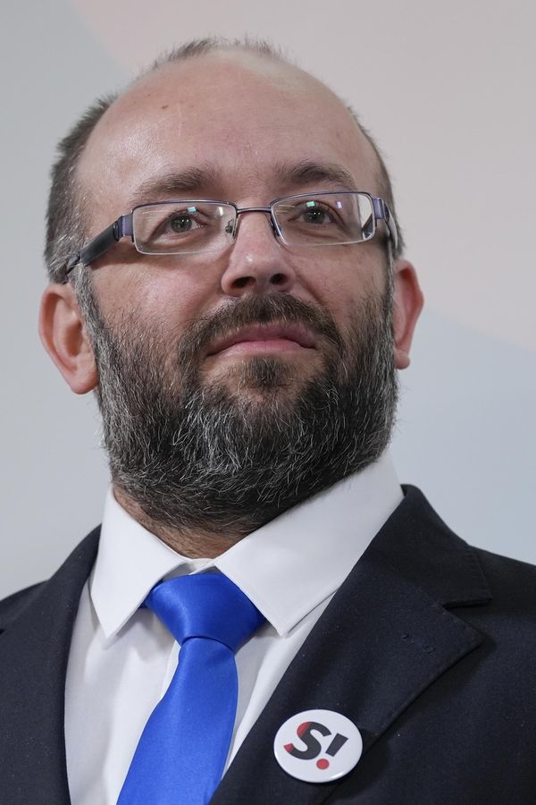 Šéf hnutí Stačilo! zkoušel, co se dá: Exministrům financí, informatiky a Okamurovi vnucoval jurty. Odešel s ostudou - fotka 1/1