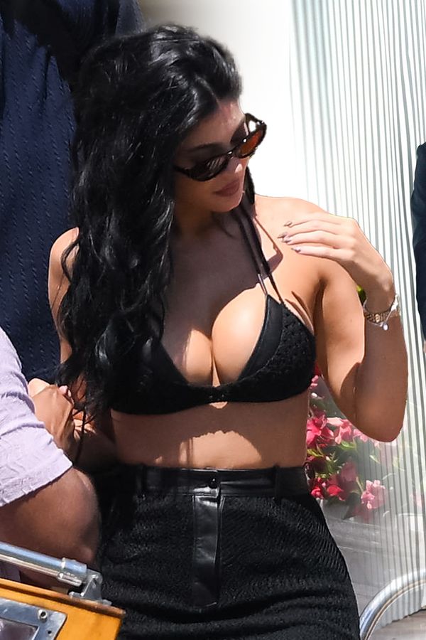Paní Bezosová v božích šatech na finální party. To Kylie Jenner se po trapasu na svatbě předvádí v Benátkách v podprdě - fotka 1/1