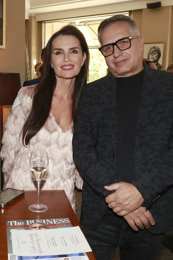 Vyhrála Miss před více než 30 lety a pořád je zatraceně sexy: Na party v Praze vzala Silvia Lakatošová i fešného manžela - fotka 1/1