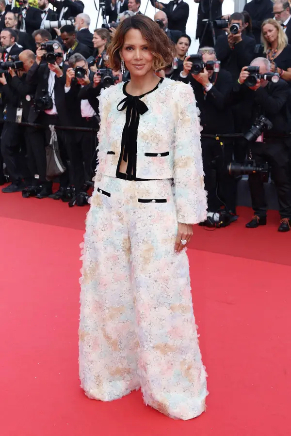 Tak tohle se vážně (ne)povedlo. Halle Berry tančila v bikinách, když jí náhle upadl celý spodek!    - fotka 1/1
